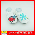 Import new trendy modern white and blue flower cow leather embroidered used shoes for baby